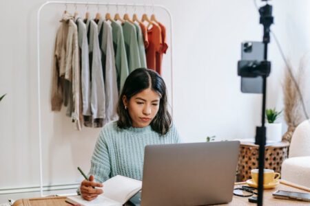 découvrez le monde des influenceurs : leur rôle, leur impact sur les réseaux sociaux et comment ils transforment la communication entre marques et publics.