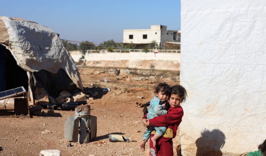 découvrez les enjeux liés au déplacement des migrants, ses causes, ses impacts humanitaires et les réponses internationales pour mieux comprendre cette crise mondiale.