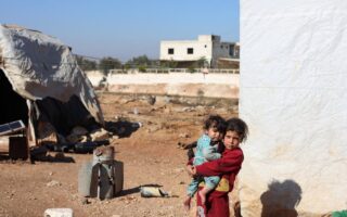 découvrez les enjeux liés au déplacement des migrants, ses causes, ses impacts humanitaires et les réponses internationales pour mieux comprendre cette crise mondiale.