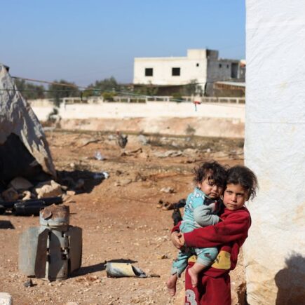 découvrez les enjeux liés au déplacement des migrants, ses causes, ses impacts humanitaires et les réponses internationales pour mieux comprendre cette crise mondiale.