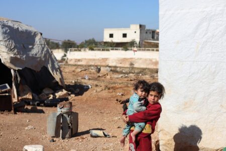 découvrez les enjeux liés au déplacement des migrants, ses causes, ses impacts humanitaires et les réponses internationales pour mieux comprendre cette crise mondiale.