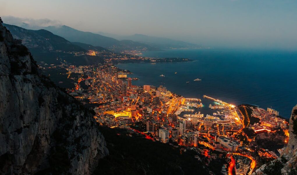 découvrez monaco, une principauté glamour sur la côte d’azur connue pour son luxe, son casino de monte-carlo, ses yachts et son grand prix de formule 1. idéale pour un séjour chic entre mer et montagnes.