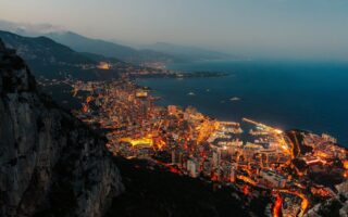 découvrez monaco, une principauté glamour sur la côte d’azur connue pour son luxe, son casino de monte-carlo, ses yachts et son grand prix de formule 1. idéale pour un séjour chic entre mer et montagnes.