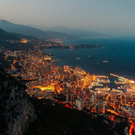 découvrez monaco, une principauté glamour sur la côte d’azur connue pour son luxe, son casino de monte-carlo, ses yachts et son grand prix de formule 1. idéale pour un séjour chic entre mer et montagnes.