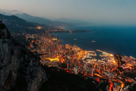 découvrez monaco, une principauté glamour sur la côte d’azur connue pour son luxe, son casino de monte-carlo, ses yachts et son grand prix de formule 1. idéale pour un séjour chic entre mer et montagnes.