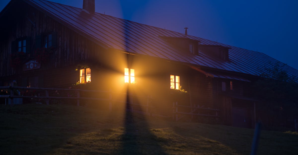 découvrez l'émerveillement des rayons de lumière mystérieux, captivant et enchanteurs, illuminant les mystères cachés de la nature.