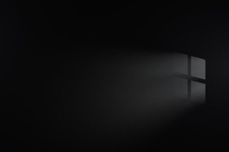 découvrez l'émerveillement des rayons de lumière mystérieux qui illuminent l'obscurité, créant une atmosphère envoûtante et fascinante.