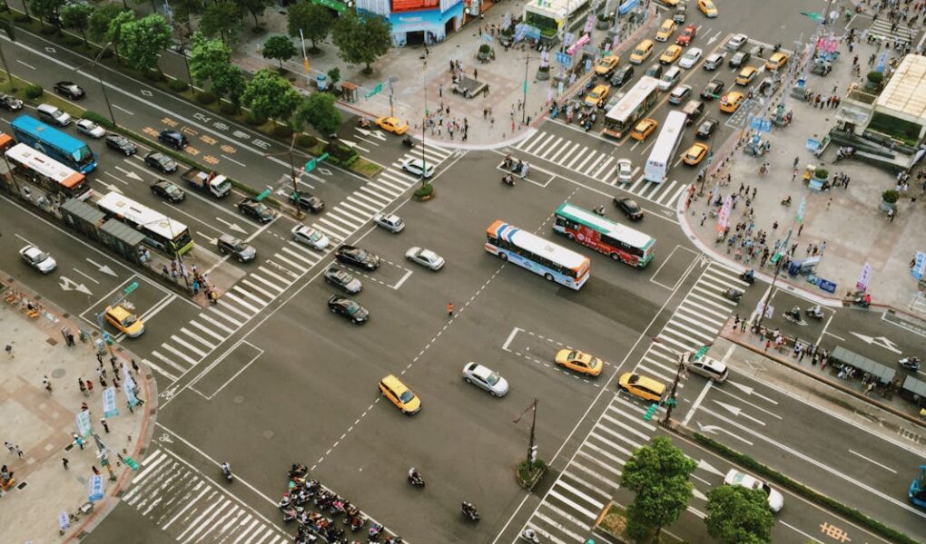 découvrez tout ce qu'il faut savoir sur les transports en commun : avantages, fonctionnement, astuces pour se déplacer facilement et écologiquement en ville.