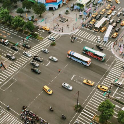 découvrez tout ce qu'il faut savoir sur les transports en commun : avantages, fonctionnement, astuces pour se déplacer facilement et écologiquement en ville.