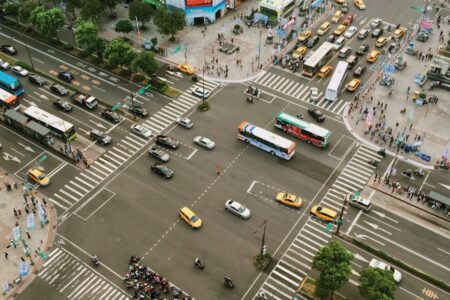 découvrez tout ce qu'il faut savoir sur les transports en commun : avantages, fonctionnement, astuces pour se déplacer facilement et écologiquement en ville.