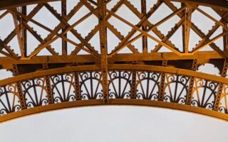 découvrez les investissements du qatar à paris, leur impact économique et les projets majeurs contribuant au développement urbain et financier de la capitale française.