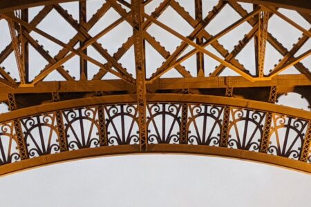 découvrez les investissements du qatar à paris, leur impact économique et les projets majeurs contribuant au développement urbain et financier de la capitale française.