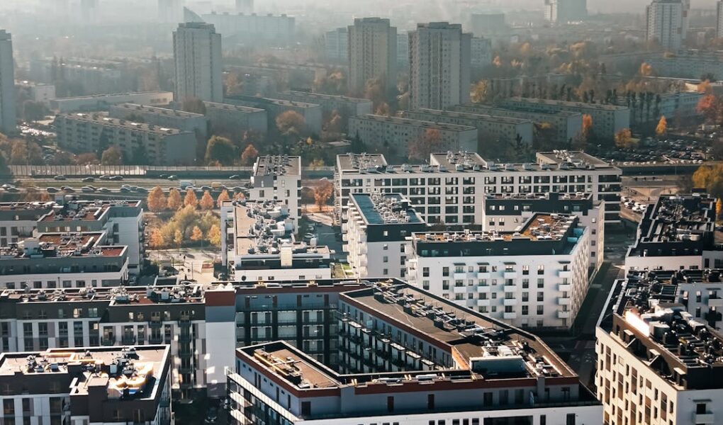 découvrez comment assurer la stabilité des loyers dans le logement social pour un accès durable à un habitat abordable.