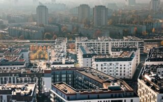 découvrez comment assurer la stabilité des loyers dans le logement social pour un accès durable à un habitat abordable.