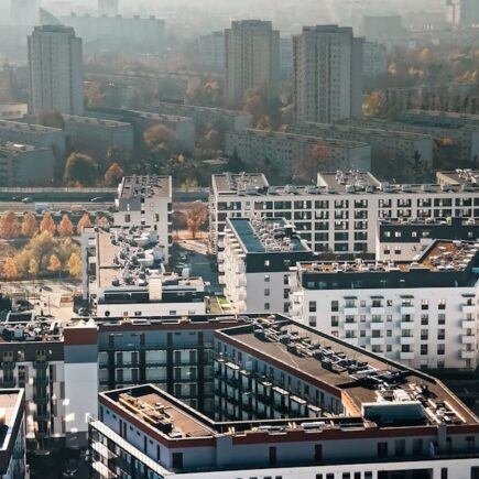découvrez comment assurer la stabilité des loyers dans le logement social pour un accès durable à un habitat abordable.