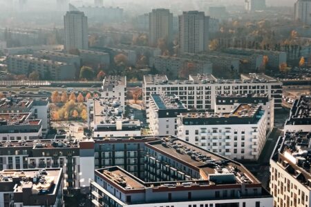 découvrez comment assurer la stabilité des loyers dans le logement social pour un accès durable à un habitat abordable.