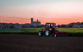 découvrez notre sélection de tracteurs puissants et fiables pour tous vos travaux agricoles. performances optimales et technologie avancée au service de votre exploitation.