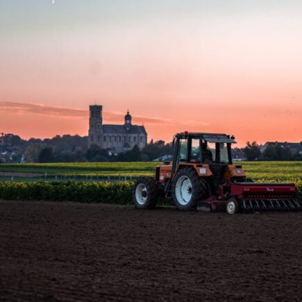 découvrez notre sélection de tracteurs puissants et fiables pour tous vos travaux agricoles. performances optimales et technologie avancée au service de votre exploitation.