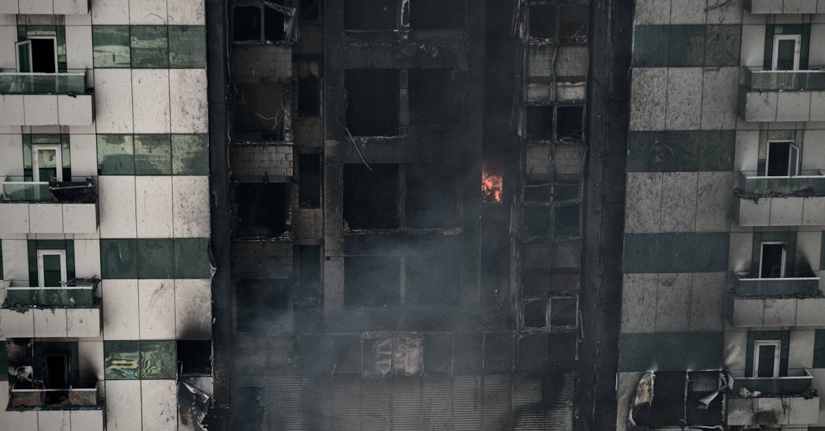 découvrez comment prévenir et réagir efficacement face à un incendie de bâtiment pour assurer la sécurité de tous.