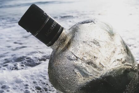 découvrez tout sur la cold wave : style musical sombre et atmosphérique des années 80, influencé par le post-punk et la new wave.