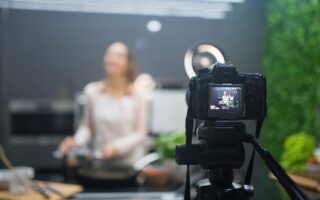 participez à nos ateliers culinaires pour apprendre de nouvelles recettes, techniques de cuisine et partager un moment convivial autour de la gastronomie.