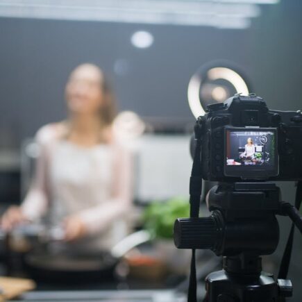 participez à nos ateliers culinaires pour apprendre de nouvelles recettes, techniques de cuisine et partager un moment convivial autour de la gastronomie.