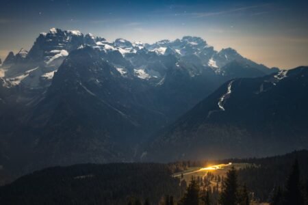 découvrez les mystères et les beautés des errances nocturnes à travers des récits captivants et des expériences uniques sous le clair de lune.
