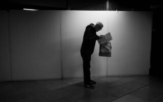 découvrez les raisons du chaos dans le métro de paris et comment cela affecte les déplacements quotidiens des voyageurs.