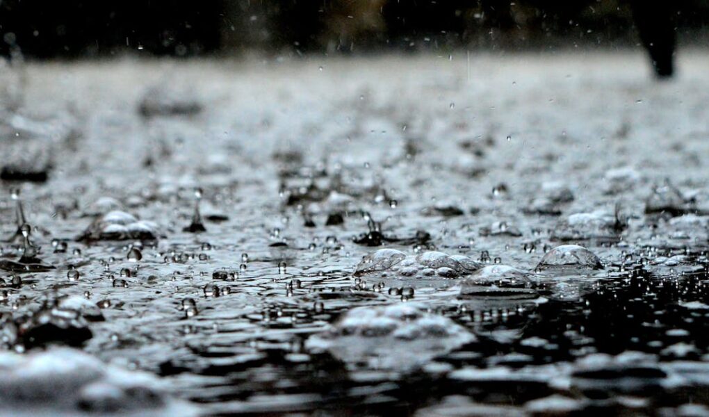 découvrez tout sur la pluie : phénomènes, impacts et conseils pour profiter des jours pluvieux.