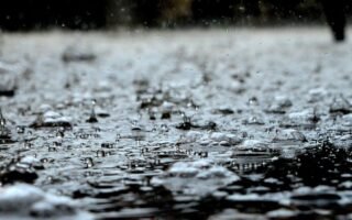 découvrez tout sur la pluie : phénomènes, impacts et conseils pour profiter des jours pluvieux.