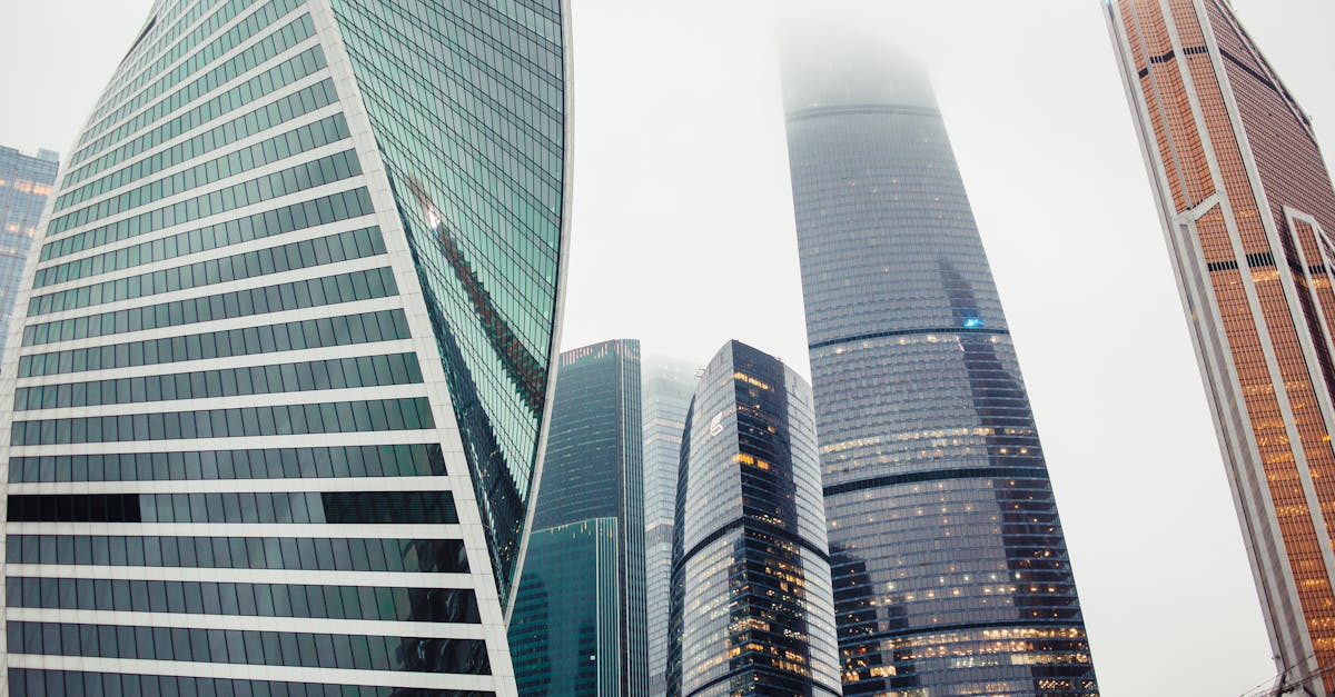 découvrez les bureaux futuristes de triangle tower, un espace de travail innovant alliant design moderne et technologies avancées pour un environnement professionnel d'exception.