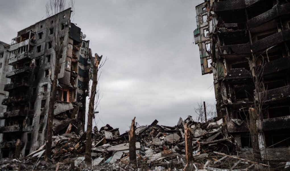 découvrez les causes et conséquences de l'effondrement d'un appartement, ainsi que les mesures de sécurité pour prévenir ce type de catastrophe.