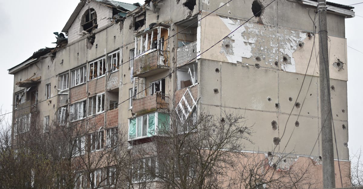 découvrez les causes et conséquences de l'effondrement d'un appartement ainsi que les mesures de sécurité essentielles pour prévenir de tels incidents tragiques.