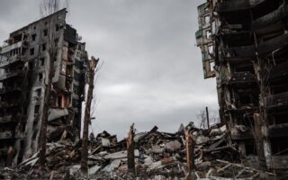 découvrez les causes et conséquences de l'effondrement d'un appartement, ainsi que les mesures de sécurité pour prévenir ce type de catastrophe.