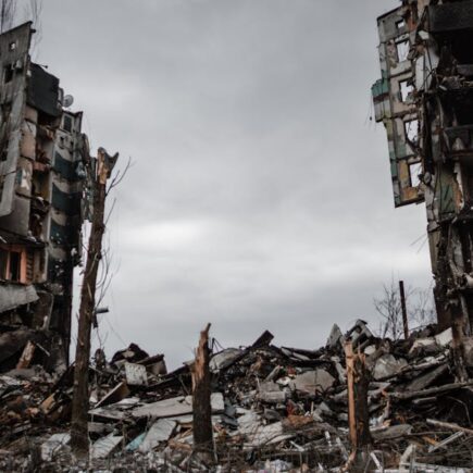 découvrez les causes et conséquences de l'effondrement d'un appartement, ainsi que les mesures de sécurité pour prévenir ce type de catastrophe.