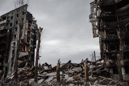 découvrez les causes et conséquences de l'effondrement d'un appartement, ainsi que les mesures de sécurité pour prévenir ce type de catastrophe.