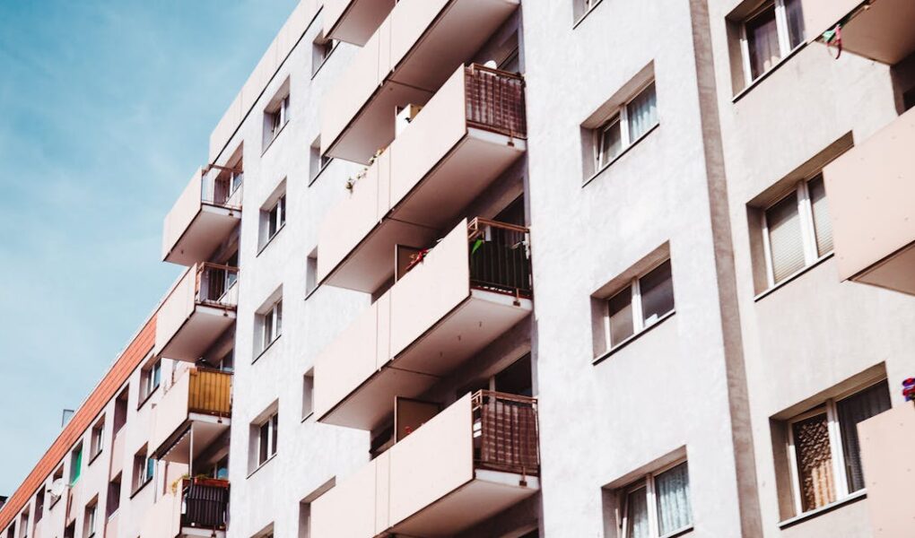 découvrez les causes et conséquences de l'effondrement d'un appartement, ainsi que les mesures de prévention pour assurer la sécurité des occupants.