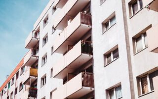 découvrez les causes et conséquences de l'effondrement d'un appartement, ainsi que les mesures de prévention pour assurer la sécurité des occupants.