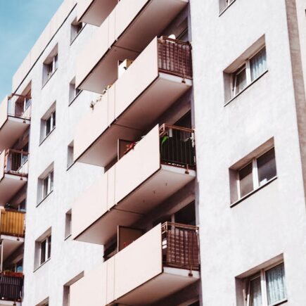 découvrez les causes et conséquences de l'effondrement d'un appartement, ainsi que les mesures de prévention pour assurer la sécurité des occupants.