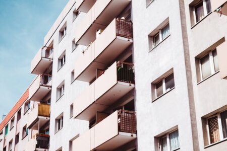 découvrez les causes et conséquences de l'effondrement d'un appartement, ainsi que les mesures de prévention pour assurer la sécurité des occupants.