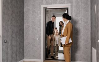 découvrez les raisons derrière la baisse du nombre d'acheteurs et ses impacts sur le marché actuel.