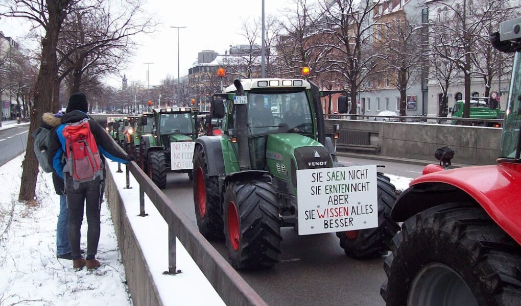 découvrez les enjeux et les impacts de la protestation des agriculteurs à travers le monde. suivez les dernières actualités et analyses sur ce mouvement important.