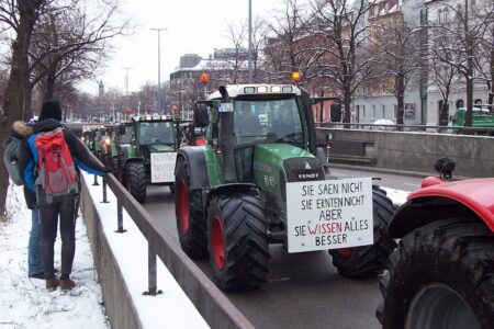 découvrez les enjeux et les impacts de la protestation des agriculteurs à travers le monde. suivez les dernières actualités et analyses sur ce mouvement important.