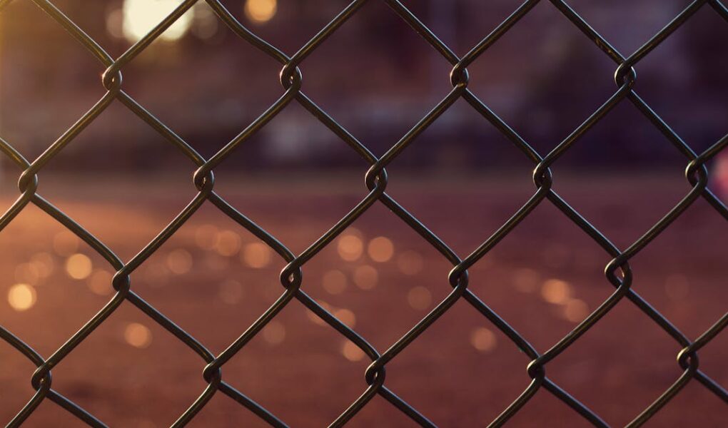 découvrez tout sur le fencing : techniques, équipements et conseils pour pratiquer l'escrime avec passion et sécurité.