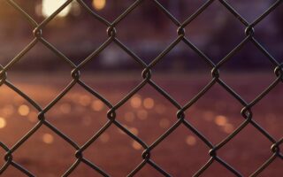 découvrez tout sur le fencing : techniques, équipements et conseils pour pratiquer l'escrime avec passion et sécurité.