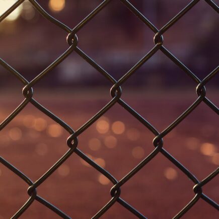 découvrez tout sur le fencing : techniques, équipements et conseils pour pratiquer l'escrime avec passion et sécurité.