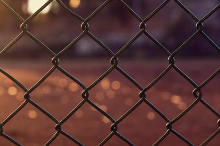 découvrez tout sur le fencing : techniques, équipements et conseils pour pratiquer l'escrime avec passion et sécurité.