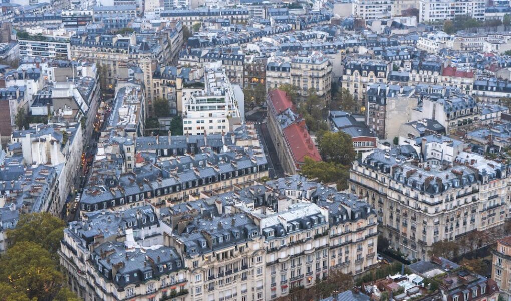 découvrez un appartement haussmannien élégant alliant charme historique et confort moderne au cœur de paris.
