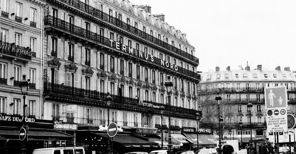 découvrez l'élégance intemporelle d'un appartement haussmannien, alliant charme classique et confort moderne au cœur de paris.