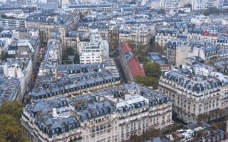 découvrez un appartement haussmannien élégant alliant charme historique et confort moderne au cœur de paris.